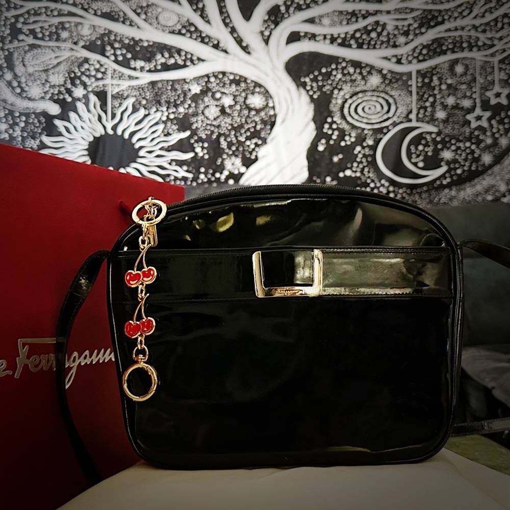 Authentic vintage Salvatore Ferragamo Glossy Black Crossbody Bag make offer - Picture 5 of 16